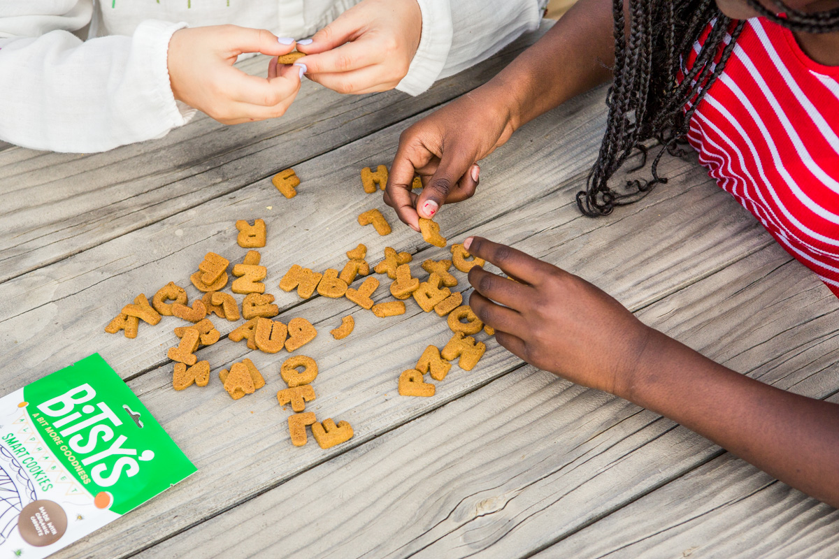 Eating delicious crackers with friends outside in Boulder, Colorado. Photography made by Julia Vandenoever. 